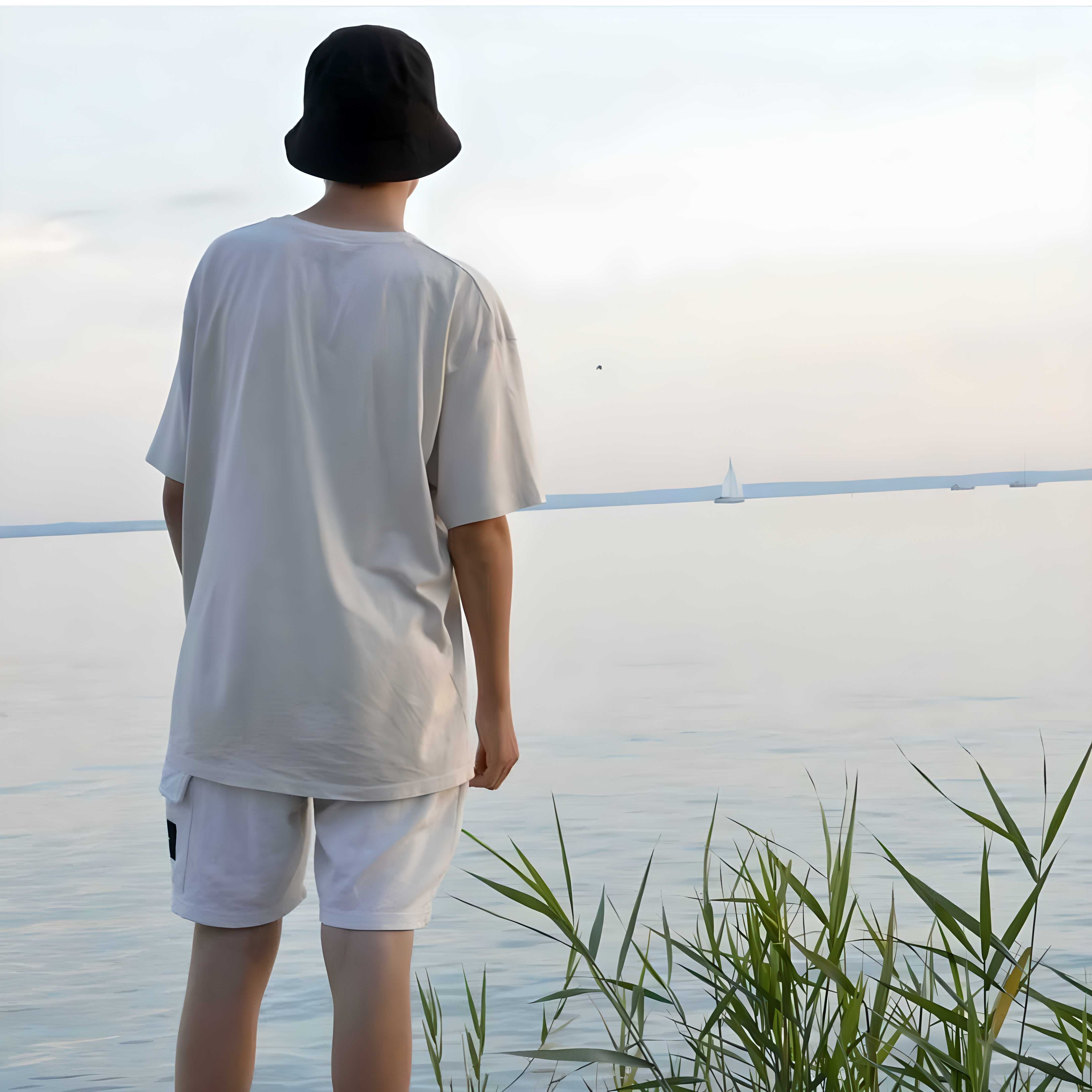 Előre tekintő fiatal üzletember, akinek nem kell irodához kötve dolgoznia Előre tekintő fiatal üzletember, akinek nem kell irodához kötve dolgoznia